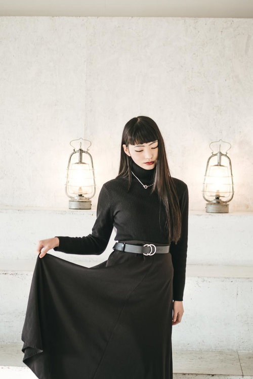 黒いタートルネックのフェミニンなポートレート