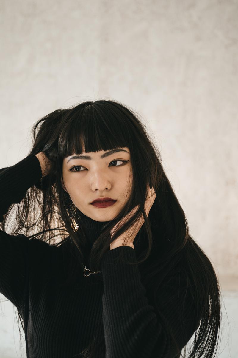黒いぱっつん前髪と赤い唇のメイクをした女性のポートレート［モデル：なんこ］