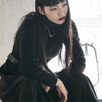 撮影中、カメコに激詰めする黒髪の女性モデルの写真