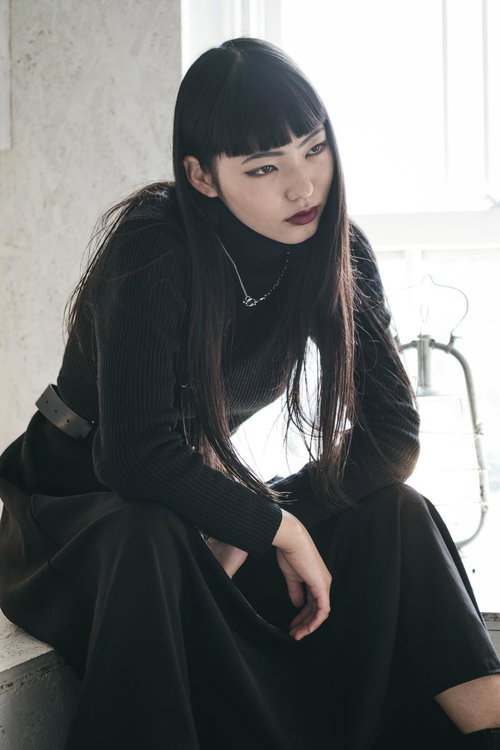 撮影中、カメコに激詰めする黒髪の女性モデル