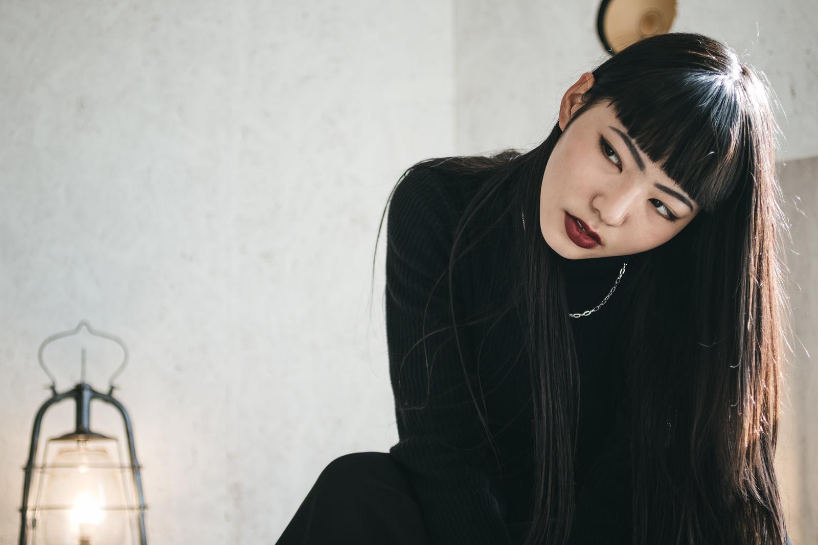 ぱっつん前髪でダークリップの女性ポートレート［モデル：なんこ］