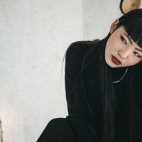 アジアンビューティーの赤い唇とぱっつんヘアの写真