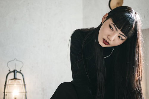 アジアンビューティーの赤い唇とぱっつんヘア