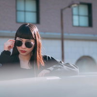 サングラスをかけたエージェント風の女子のポートレートの写真
