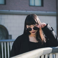 サングラスで際立たせる赤い唇の女性ポートレートの写真