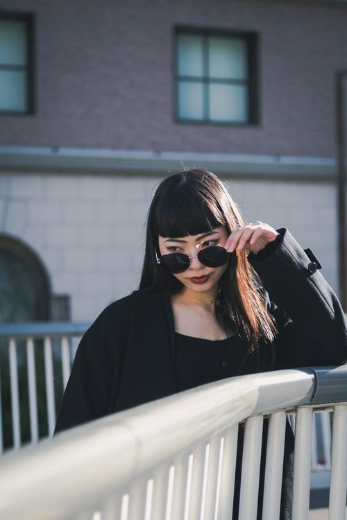 サングラスで際立たせる赤い唇の女性ポートレート