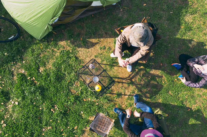 キャンプする人たちの写真