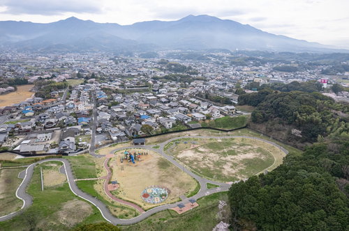福岡県直方市の中央公園と住宅地の空撮風景