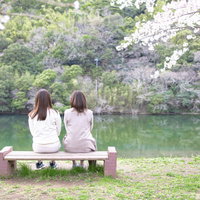 のおがた内ヶ磯ダムにあるベンチに座る女性ふたりの写真