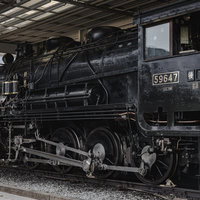 直方市の鉄道車庫に保存される黒光りする59647号蒸気機関車の写真