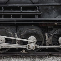 直方市に保存された蒸気機関車の動輪と連接棒の詳細構造の写真