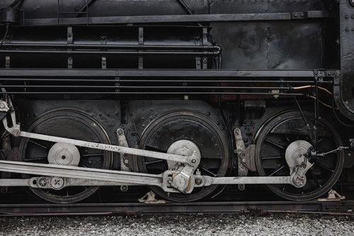 直方市に保存された蒸気機関車の動輪と連接棒の詳細構造