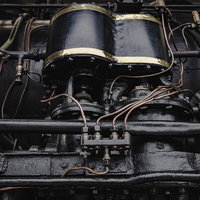 直方市の蒸気機関車エンジン部の複雑な部品構造の写真