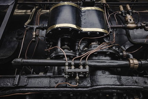直方市の蒸気機関車エンジン部の複雑な部品構造
