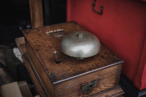 蒸気機関車の運転席に取り付けられた真鍮製のベル