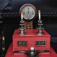 蒸気機関車運転台の操作レバーと圧力計、リベット打ちされた機関車本体の写真