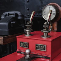 蒸気機関車運転席の操作レバーと計器・運転台機器の写真