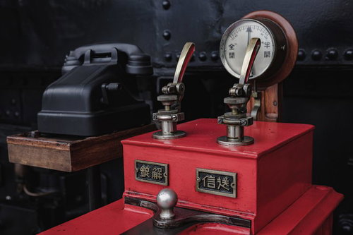 蒸気機関車運転席の操作レバーと計器・運転台機器