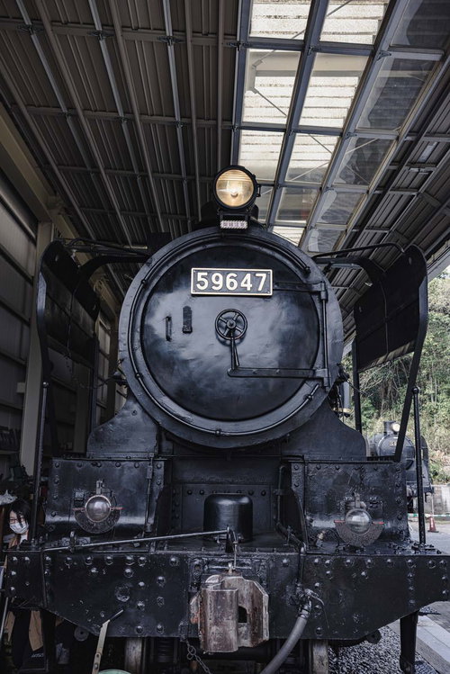 正面から見た59647号蒸気機関車の迫力ある車体と機関部の詳細