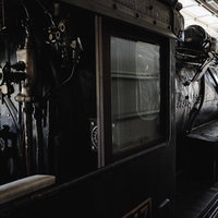 蒸気機関車の機関室内部を見学できる展示と操作盤の詳細の写真