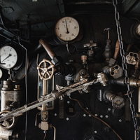 各種レバーや計器類がびっしりと並ぶ9600形59647号機の蒸気機関車機関室の写真