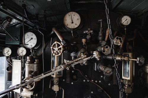 各種レバーや計器類がびっしりと並ぶ9600形59647号機の蒸気機関車機関室