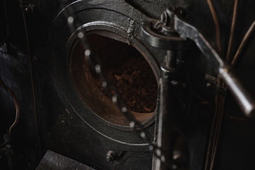 開かれたままの焚口戸と機関室の内部、火室の様子