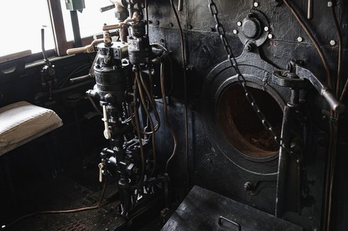 蒸気機関車の機関室に設置された焚口戸とブレーキ弁ハンドル