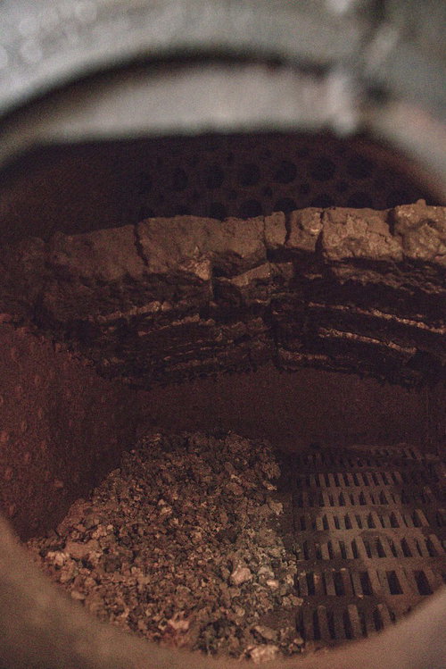 焚口から覗いた蒸気機関車の機関室内部と炎揺らめく火室