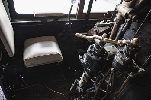 蒸気機関車の機関室内にある運転席と操作機器