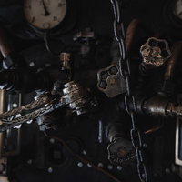 国鉄蒸気機関車の機関室にある古いバルブとレバー操作装置の写真