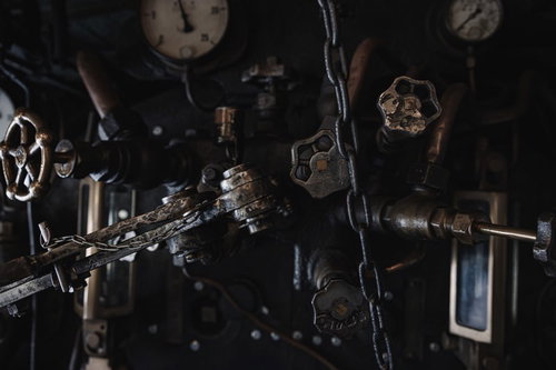 国鉄蒸気機関車の機関室にある古いバルブとレバー操作装置