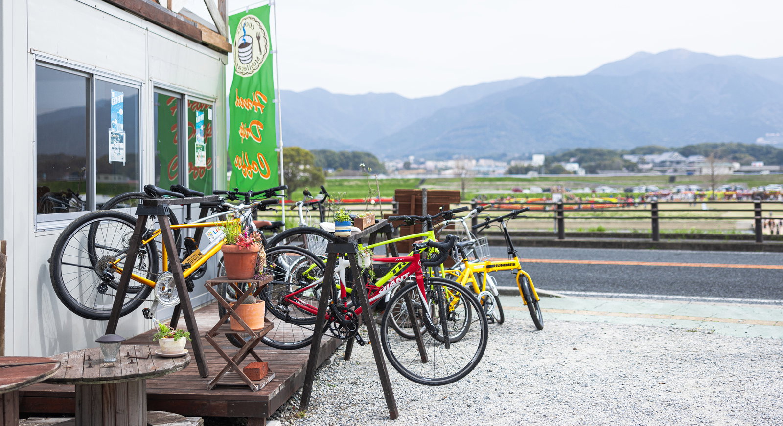 河川敷のレンタサイクルスポットに並ぶ自転車