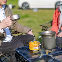 休日をキャンプして家族とくつろぐ様子を楽しむ自然での時間の写真