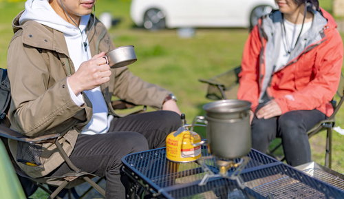 休日をキャンプして家族とくつろぐ様子を楽しむ自然での時間