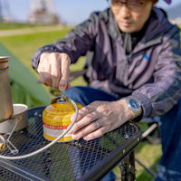 オートキャンプ場でお湯を沸かすソロキャンパーの写真