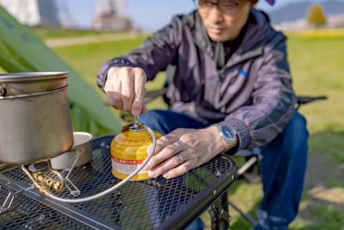 オートキャンプ場でお湯を沸かすソロキャンパー
