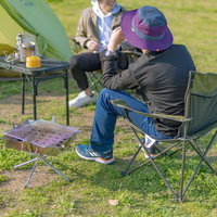 友人たちとオートキャンプ場で語り合う様子の写真