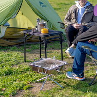 オートキャンプ場で仲間とキャンプする様子の写真