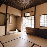 直方谷尾美術館の茶室・鉄牛庵の落ち着いた和室空間の写真