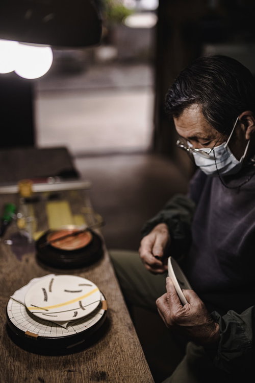 念入りに品質をチェックする宮原隆窯の陶芸職人