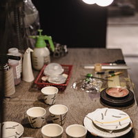 福岡県直方市の陶芸工房における絵付け作業中の現場の写真