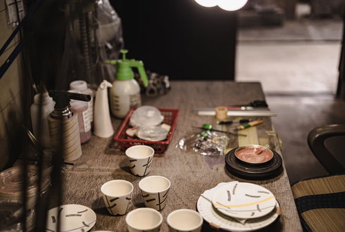 福岡県直方市の陶芸工房における絵付け作業中の現場