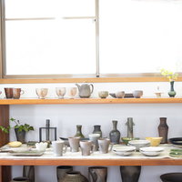 直方市の宮原隆窯で制作された陶芸品を木製棚に並べた展示の写真