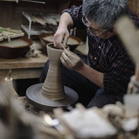 高取焼 永満寺窯の職人がろくろを回す様子の写真