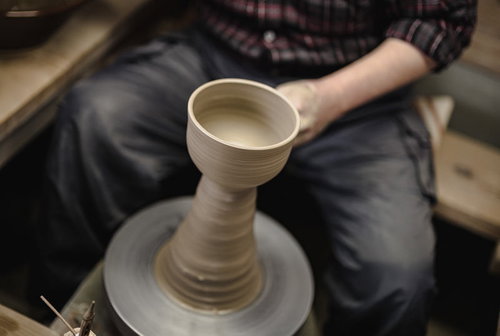ろくろを回して器を成形する陶芸職人の手元