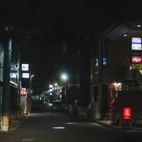 直方市の夜の飲み屋街の路地風景 街灯と店舗の灯りが照らす繁華街の写真