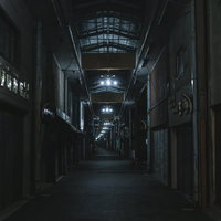 須崎町商店街の寝静まる夜景、シャッター街の深夜風景の写真