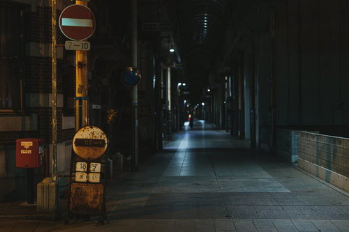 深夜の直方市古町商店街のシャッター街と街灯照明