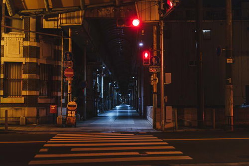 深夜の直方市古町商店街、赤い信号機が照らすアーケード街と横断歩道